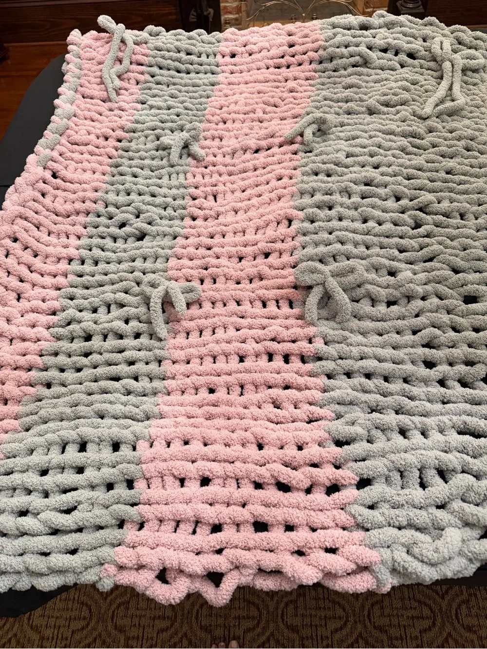 Chunky Knit Throw Blanket in Pink and Light Gray